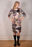 Waudress. Dress w. high boatneck and 3/4 sleeves in stretch silk. 