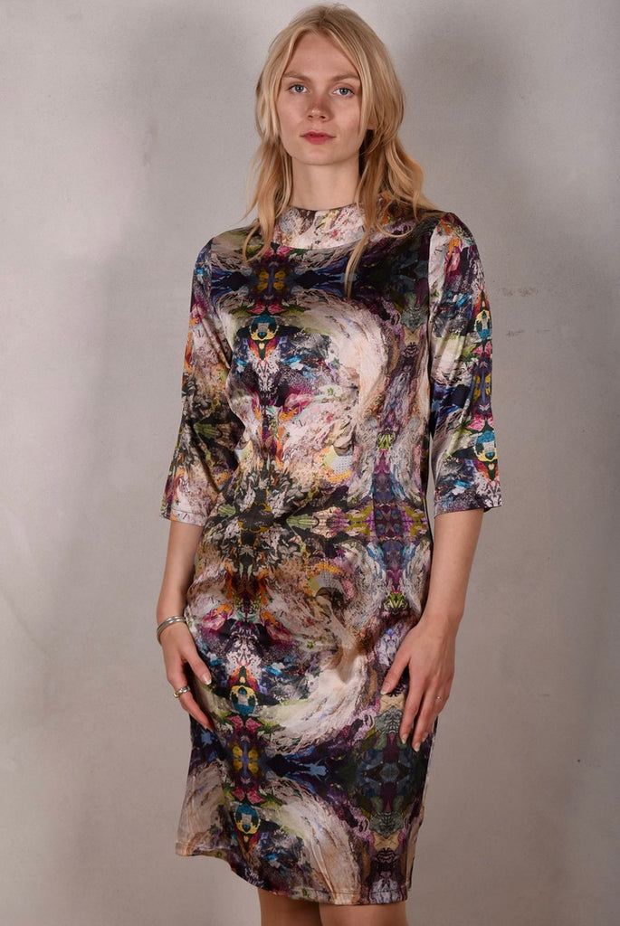 Waudress. Dress w. high boatneck and 3/4 sleeves in stretch silk. "Angel-Nulle"