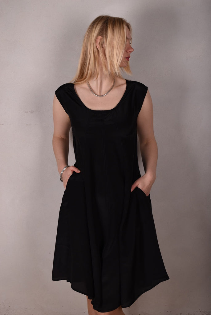 Ghita Cap-sleeve dress in 100% silk crepe. Black