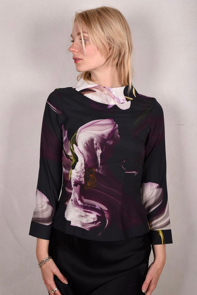 Ausome. Top in stretch silk crepe satin. Long sleeves and high boat-neck "Deflowered"