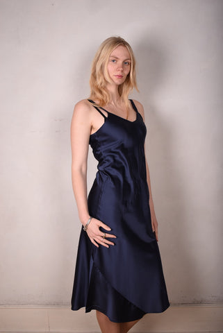 Calila, Kaftan-agtig kjole i stretch satin 95%silke/5% elastan. "Silverbird/Dabludot"