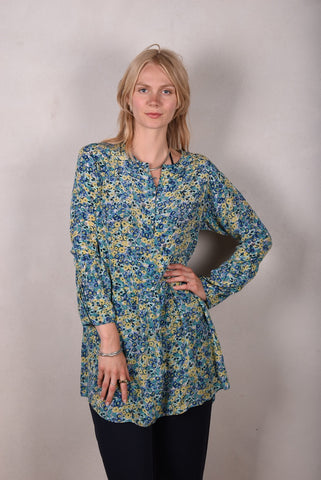 "Zia" Kort kjole i 100% silke Crepe-de-Chine. Blomsterprint (akvarel) Blå nuancer