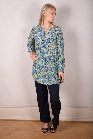 "Zia" Kort kjole i 100% silke Crepe-de-Chine. Blomsterprint (akvarel) Blå nuancer