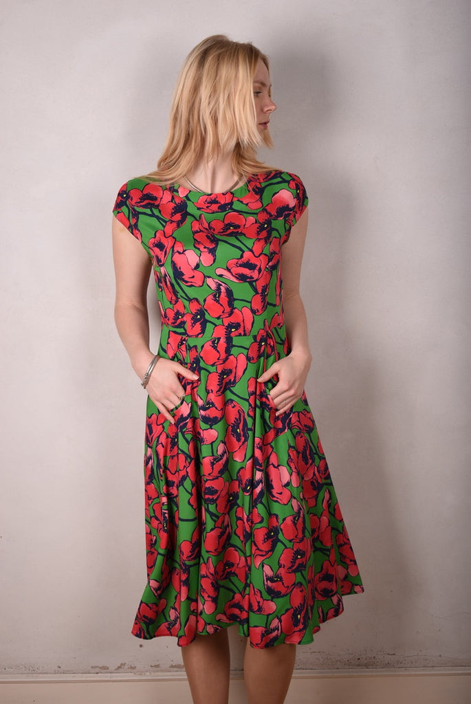 Aula, Stretch Silk dress w. "keyhole" pockets and short sleeves. "Grass Poppies"