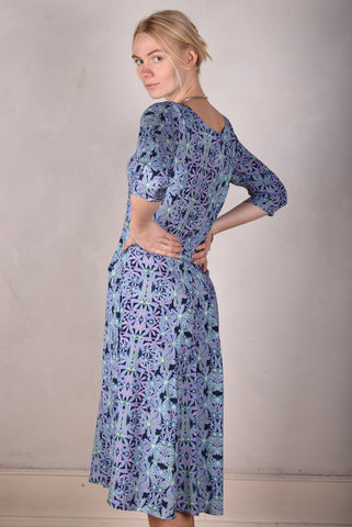 Jane. Midi-lang kjole med lommer, i stretch silk satin "Aquafleur"