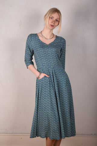 Jane. Midi-lang kjole med lommer, i stretch silk satin "Nugard"