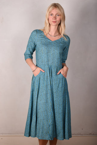 Jane. Midi-lang kjole med lommer, i stretch silk satin "Green-stripes"