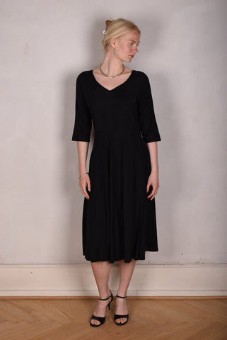 Jane. Midi-lang kjole med lommer, i stretch silk satin "Black"