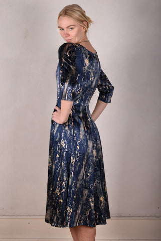 Jane. Midi-lang kjole med lommer, i stretch silk satin "Blumarble"