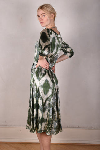 Jane. Midi-lang kjole med lommer, i stretch silk satin "Mar-Green"