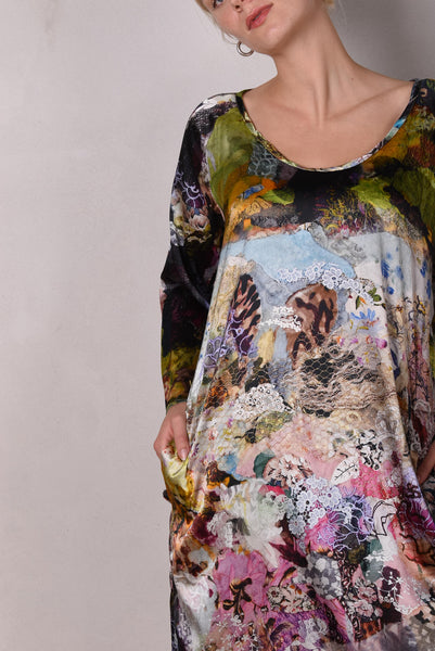 Hidrea.  Kaftan-dress in stretch satin silk w. artist print "Val-de-Nulle"