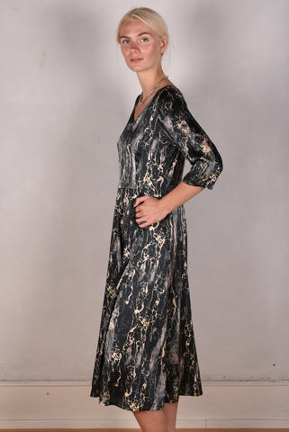 Jane. Midi-lang kjole med lommer, i stretch silk satin "Marble"