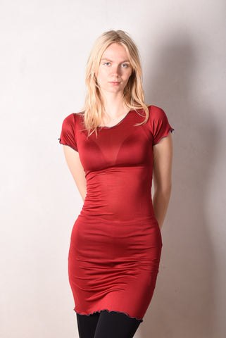 Nunite. Kortærmet kjole i 100% silke jersey. Dark Red