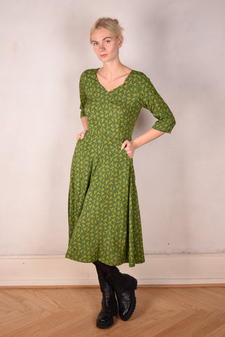Jane. Midi-lang kjole med lommer, i stretch silk satin "2 Green-birds"