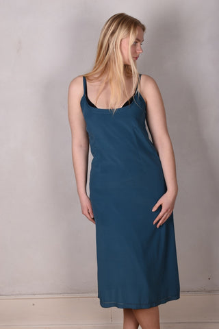 Feodora. Silke stretch crepe kjole med indstillelige skulderstropper (Nublue)
