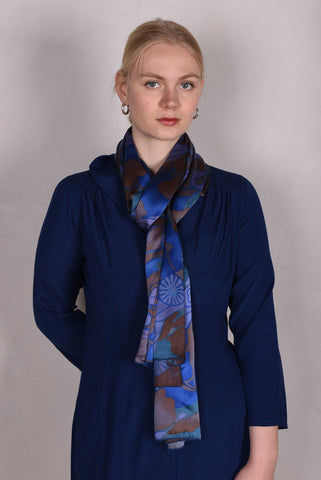 Sjal/tørklæde i 100% silke satin. 33X160 cm.print: "Blugend"