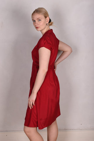 "Ginella" Slå-om kjole i silke stretch crepe-satin. "Ruby-Red"