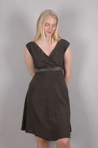 "Magda" kjole i stretch silke satin (mat) med justérbare stropper. "De-Green"