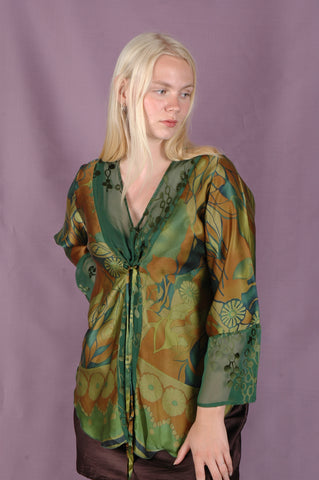 Shirley. Silke top i mix af to typer silke. "Gregend/Forrest-flowerdot"