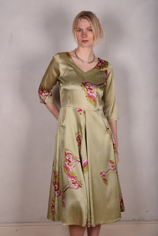 Jane. Midi-lang kjole med lommer, i stretch silk satin "Khanut"