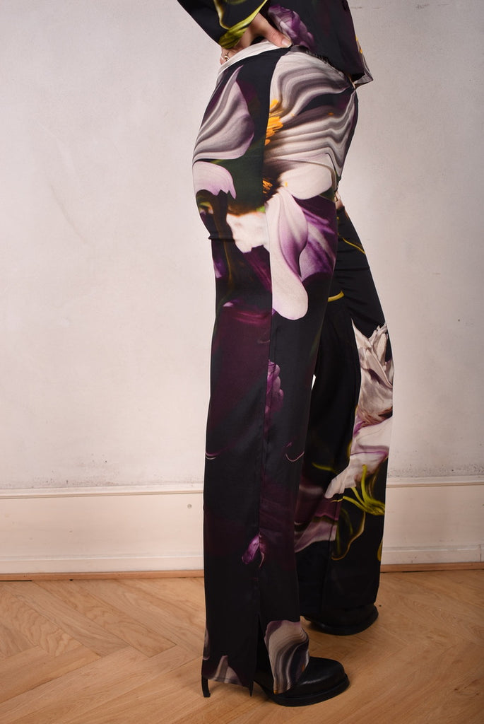 M.BARKER Pants. Stretch silk crepe-satin pants in print "Deflowered" - Tone Barker Silk