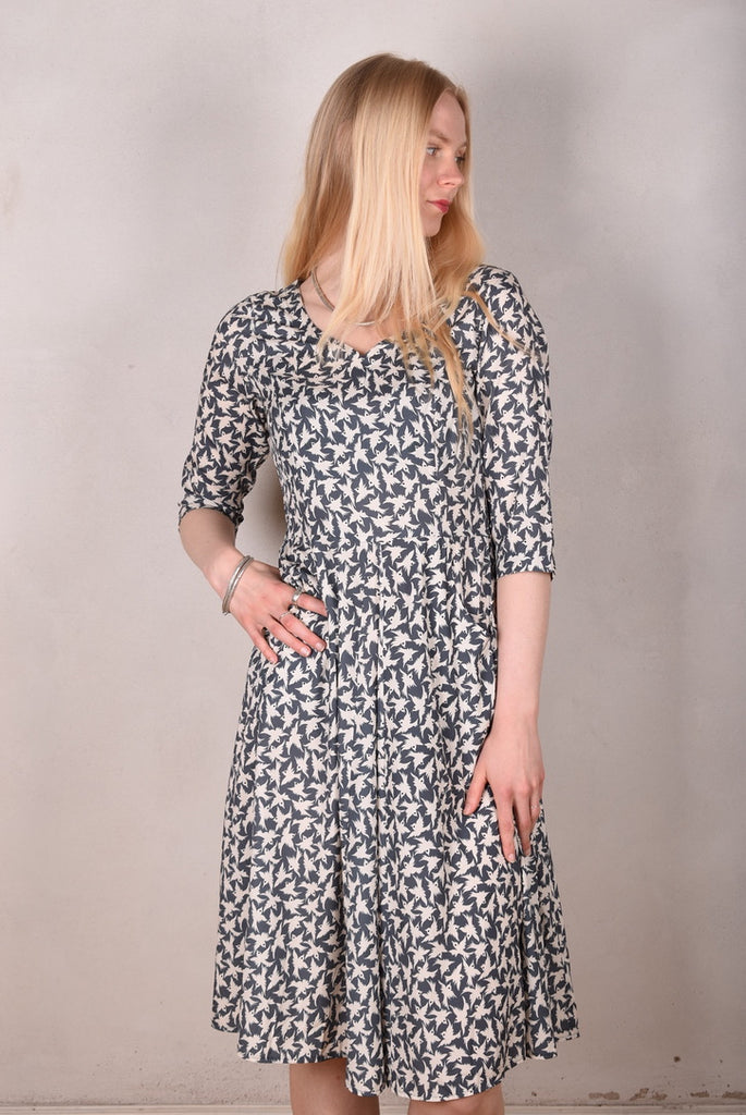 Janet, Stretch silk dress w. wide skirt and pockets. Midi/Knee-lenght "Tin-bird" - Tone Barker Silk