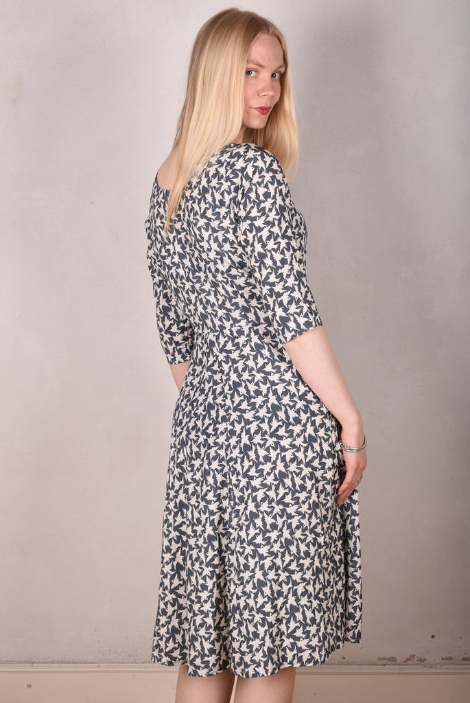 Janet, Stretch silk dress w. wide skirt and pockets. Midi/Knee-lenght "Tin-bird" - Tone Barker Silk