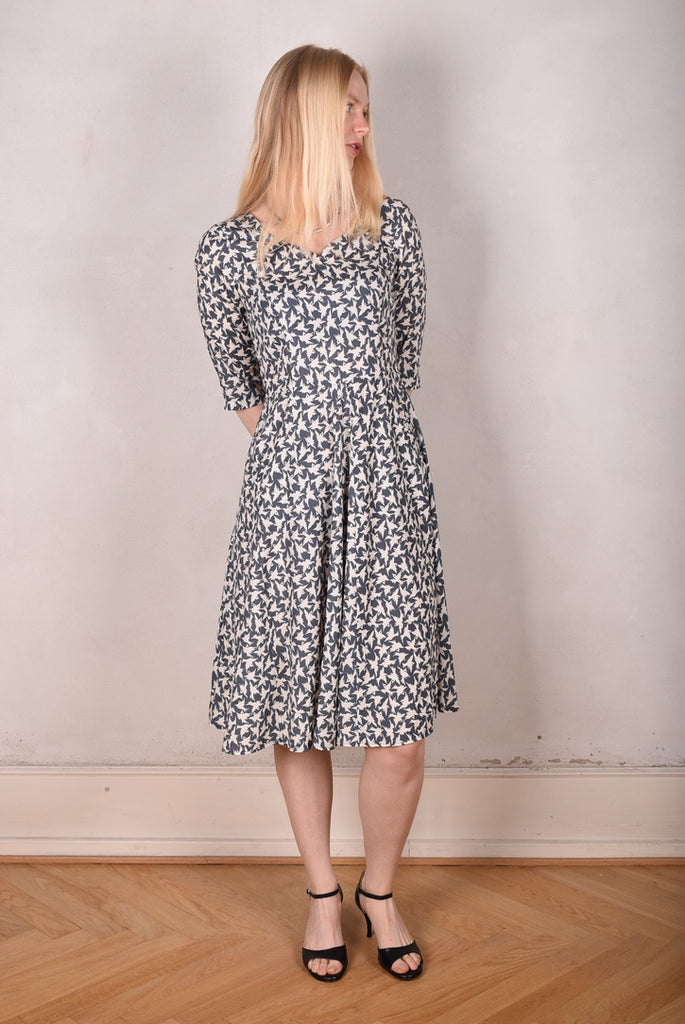 Janet, Stretch silk dress w. wide skirt and pockets. Midi/Knee-lenght "Tin-bird" - Tone Barker Silk