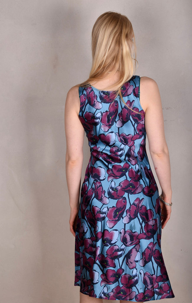 Lil-Gil, Sleeveless dress in stretch silk crepe satin "Shady Poppies" (shiny silk) - Tone Barker Silk