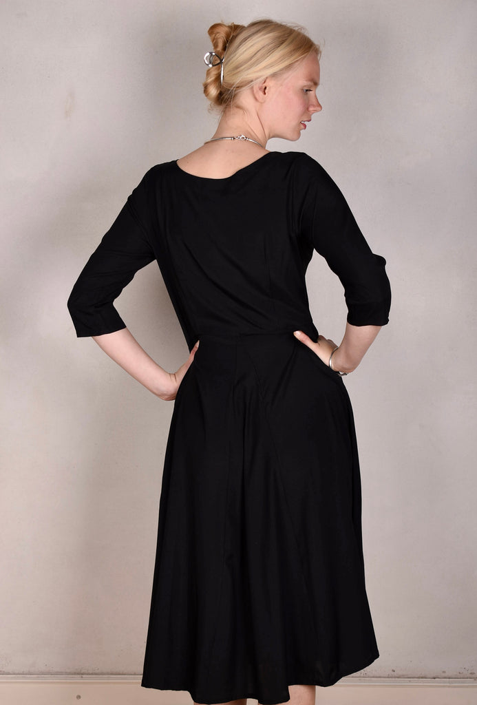 Janet, Stretch silk dress w. wide skirt and pockets. Midi/Knee-lenght "Black" - Tone Barker Silk