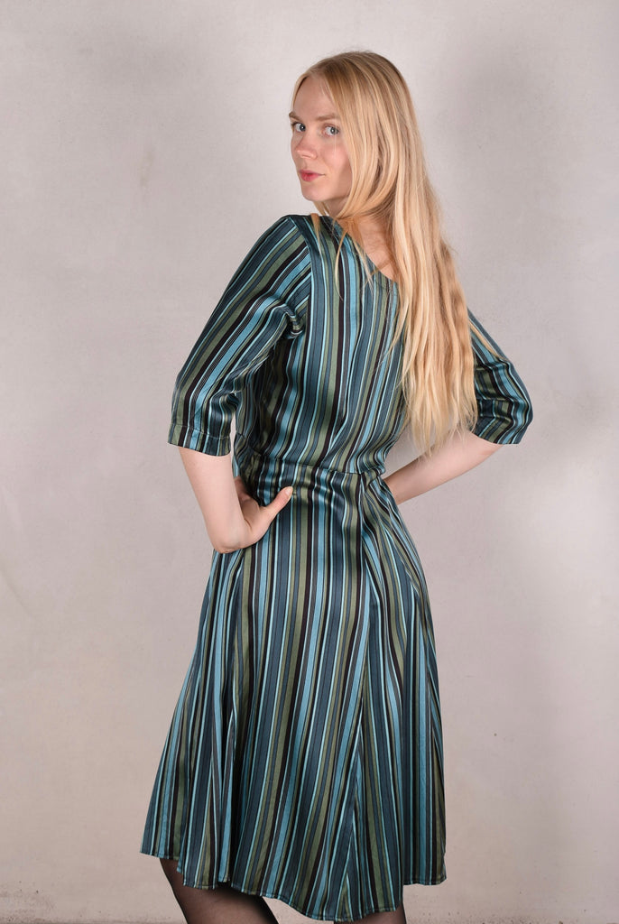 Janet, Stretch silk dress w. wide skirt and pockets. Midi/Knee-lenght "M.B Stripe Petrol" - Tone Barker Silk