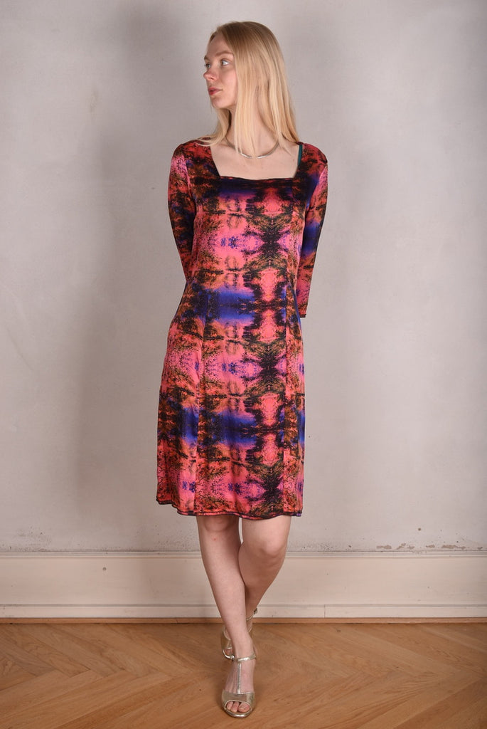 Pernille  Stretch silk dress w. 3/4 sleeves and square neckline "Calling" by M.S.O.(red version) - Tone Barker Silk