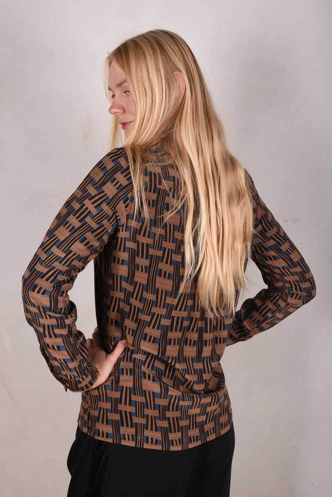 Tamie-crepe. 100% Silk crepe shirt. Print "Blasket-Brown" - Tone Barker Silk