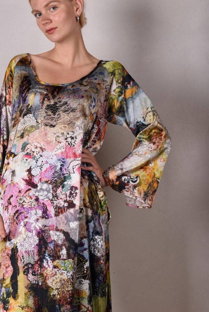 Indrea,  Maxi dress kaftan-style with pockets in Stretch satin silk. Print "Val-de-Nulle" - Tone Barker Silk