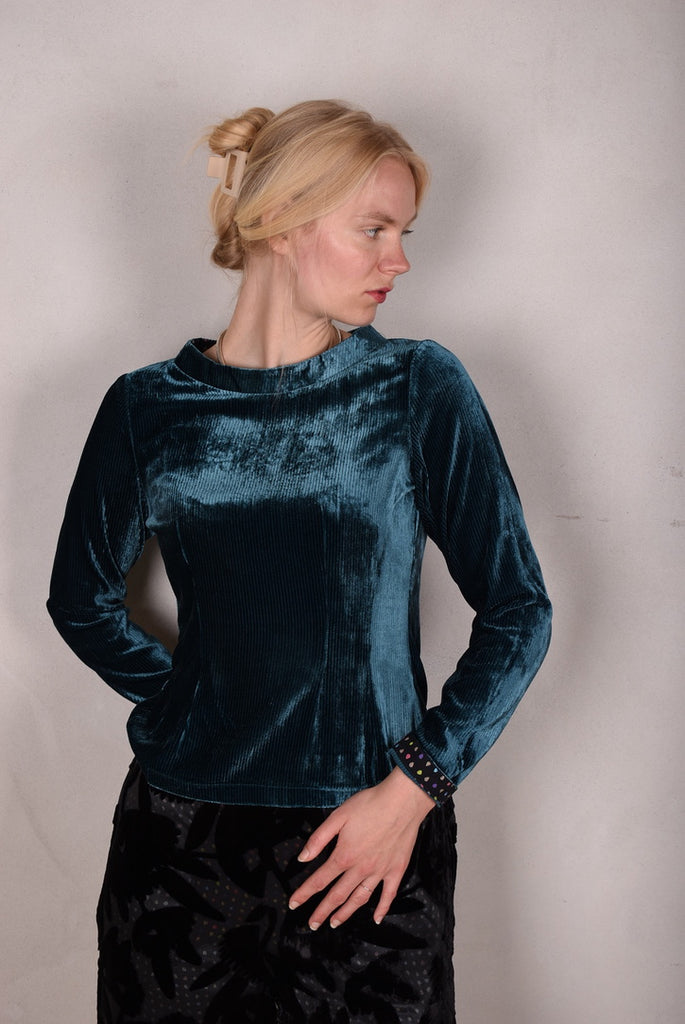 Caudrey Our classic blouse in a corduroy-velvet version. Petrol - Tone Barker Silk