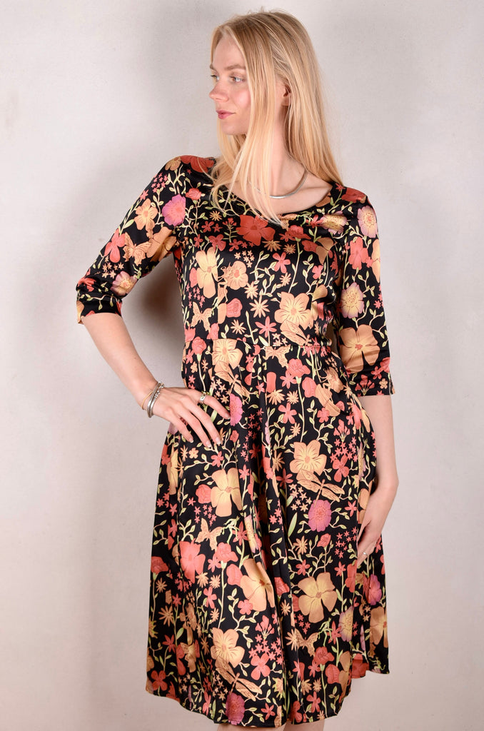 Janet, Stretch silk dress w. wide skirt and pockets. Midi/Knee-lenght "Angel/demon" by Boeje Barker (Copy) - Tone Barker Silk