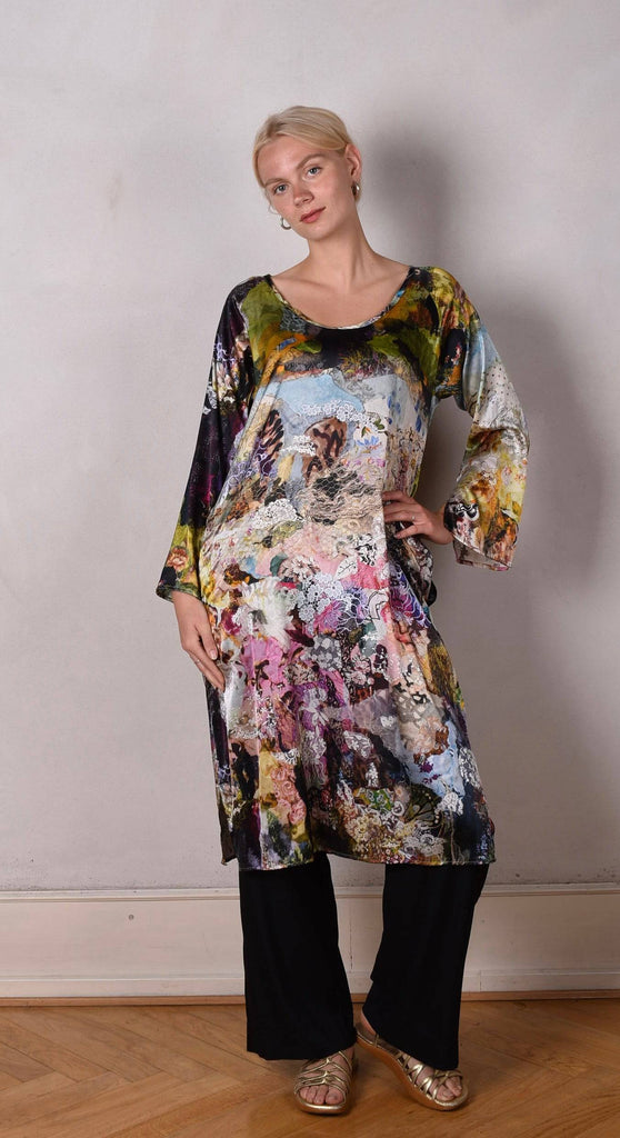 Hidrea.  Kaftan-dress in stretch satin silk w. artist print "Val-de-Nulle" - Tone Barker Silk