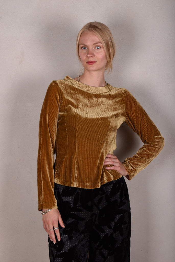 Caudrey Our classic blouse in a corduroy-velvet version. Camel - Tone Barker Silk