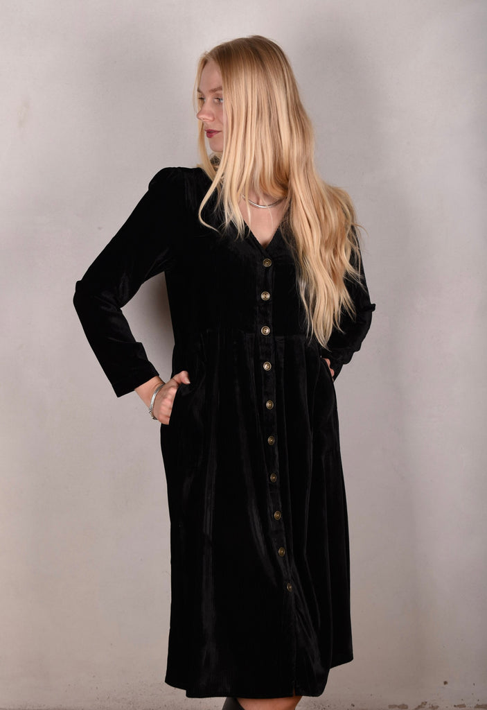 Hen-stretch, Stretch corduroy velvet shirt-dress w. pockets. "Black" - Tone Barker Silk