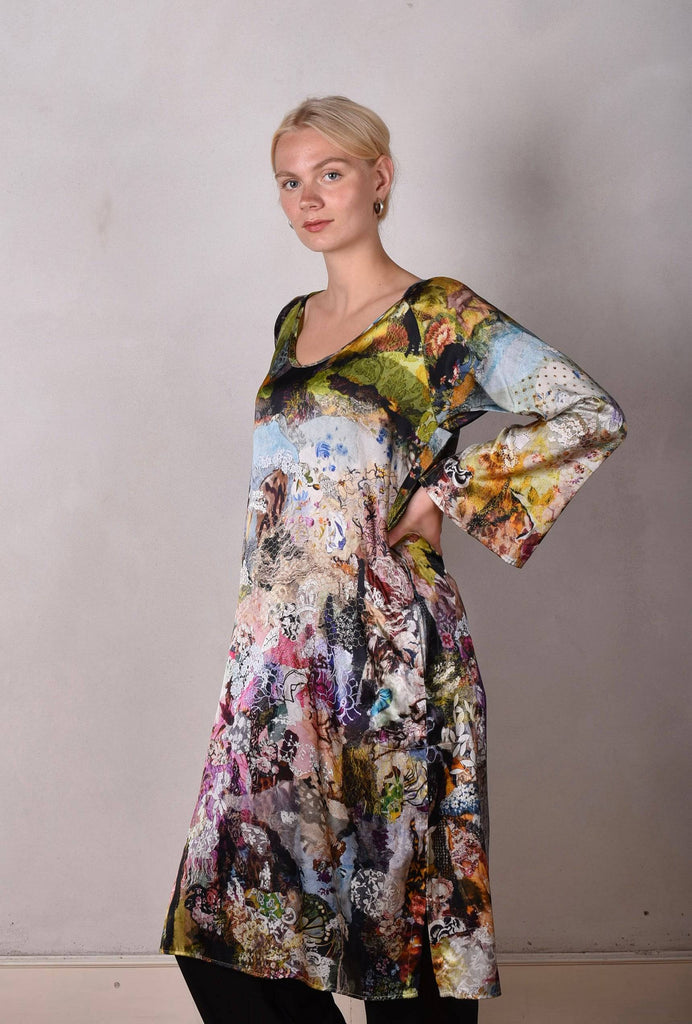 Hidrea.  Kaftan-dress in stretch satin silk w. artist print "Val-de-Nulle" - Tone Barker Silk