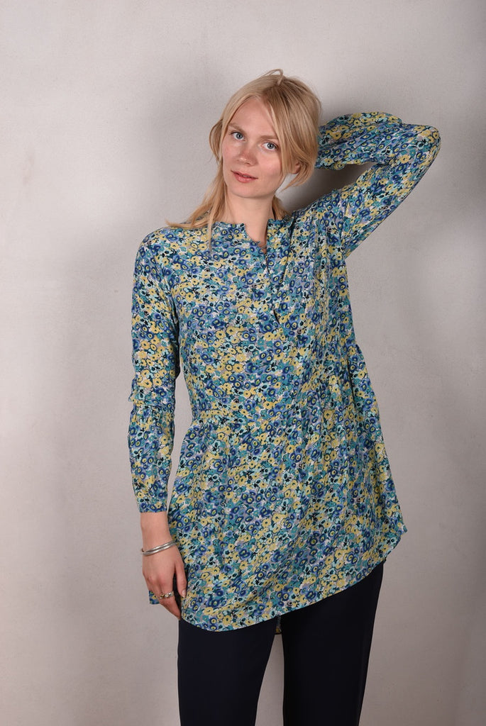 Short dress "Zia" in 100% silk Crepe de Chine. Flower (watercolour) print. Blue - Tone Barker Silk