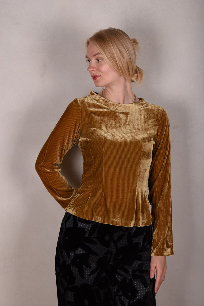 Caudrey Our classic blouse in a corduroy-velvet version. Camel - Tone Barker Silk