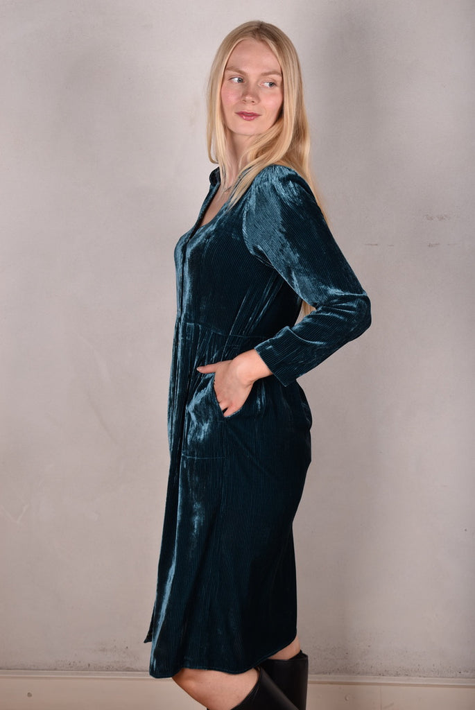 Hen-stretch, Stretch corduroy velvet shirt-dress w. pockets. "Petrol" - Tone Barker Silk