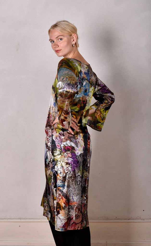 Hidrea.  Kaftan-dress in stretch satin silk w. artist print "Val-de-Nulle" - Tone Barker Silk