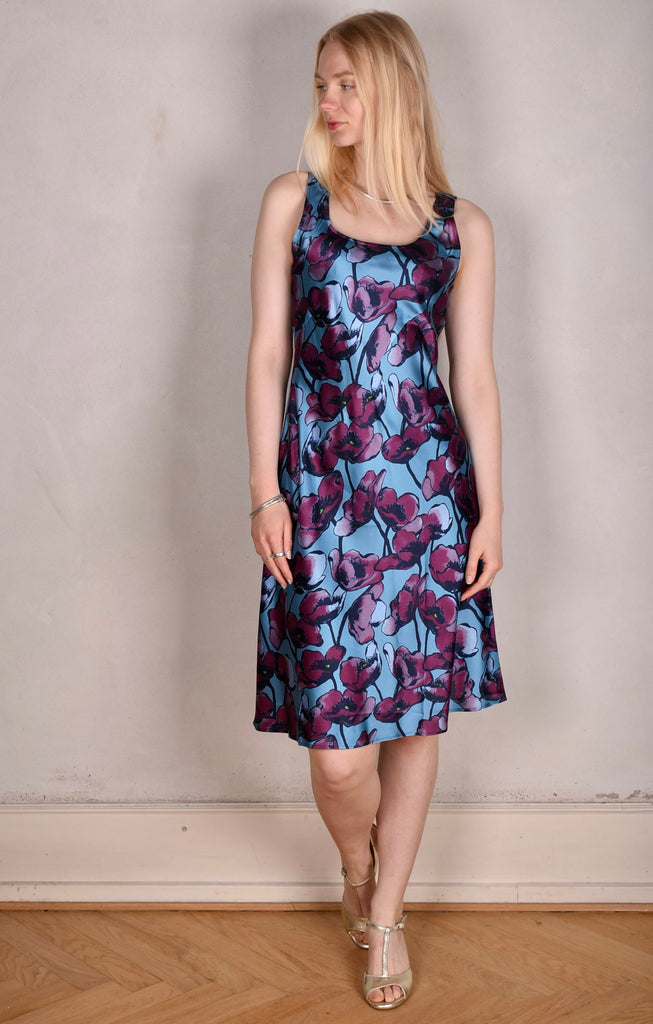 Lil-Gil, Sleeveless dress in stretch silk crepe satin "Shady Poppies" (shiny silk) - Tone Barker Silk