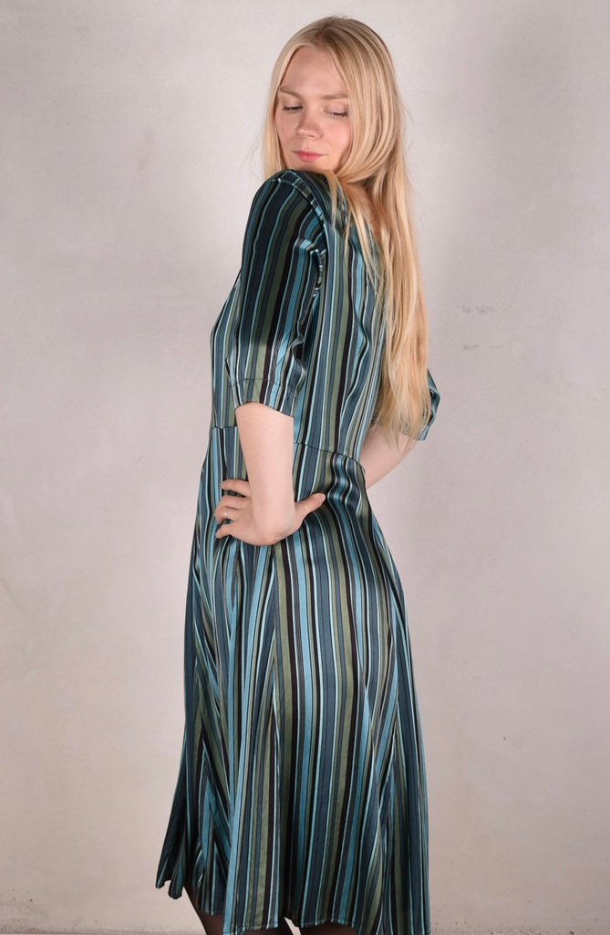 Janet, Stretch silk dress w. wide skirt and pockets. Midi/Knee-lenght "M.B Stripe Petrol" - Tone Barker Silk
