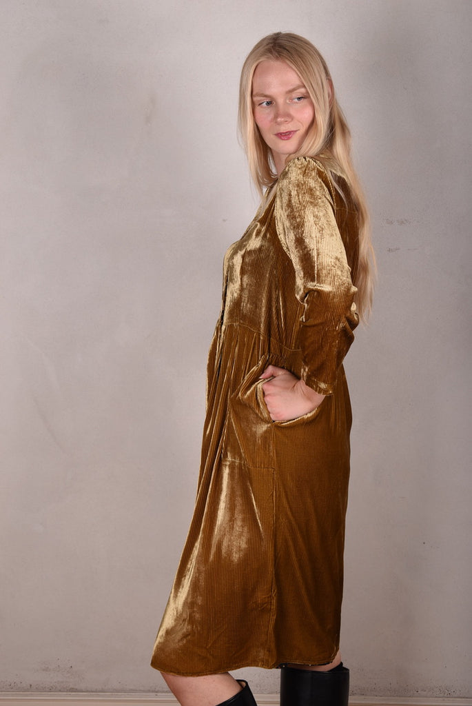 Hen-stretch, Stretch corduroy velvet shirt-dress w. pockets. "Camel" - Tone Barker Silk