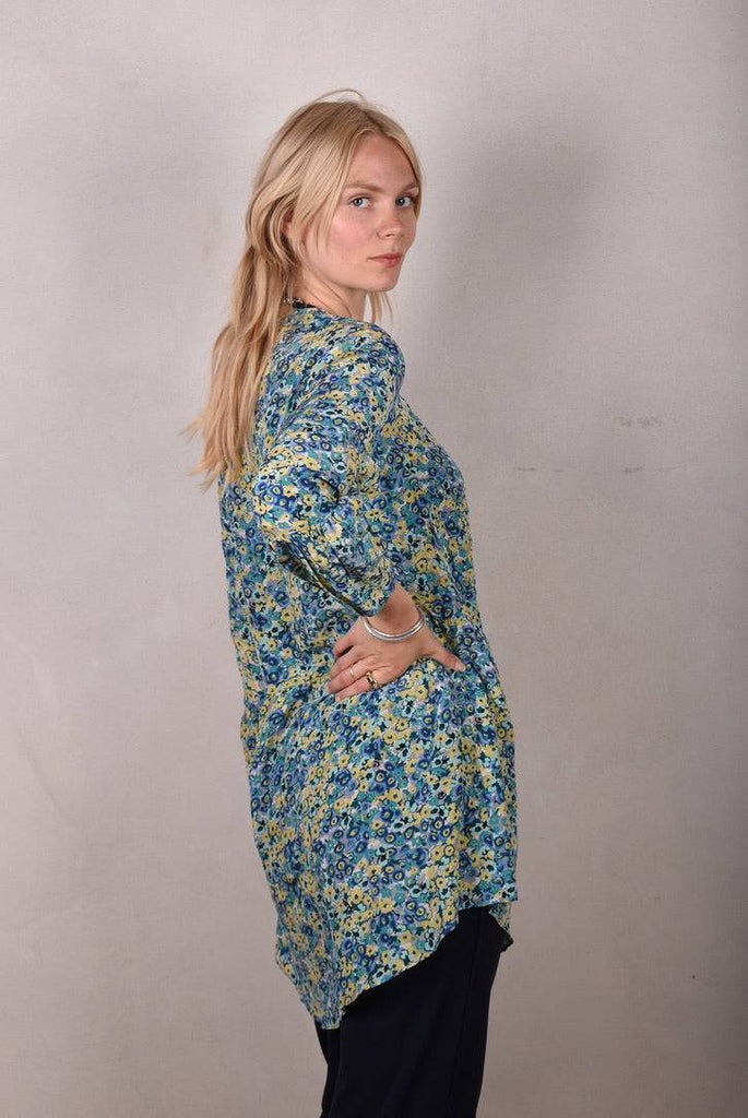 Short dress "Zia" in 100% silk Crepe de Chine. Flower (watercolour) print. Blue - Tone Barker Silk