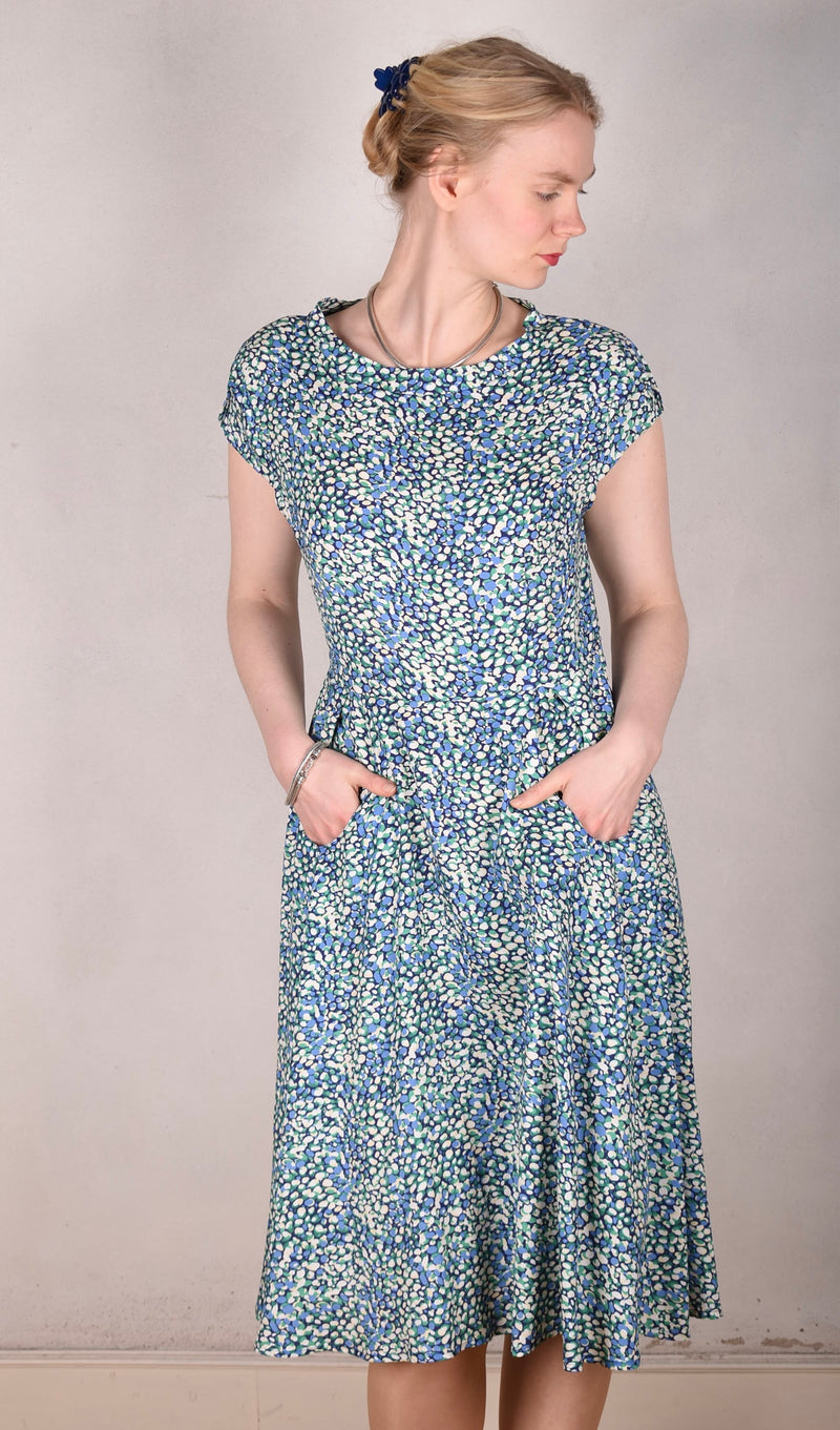 Aula, Stretch Silk dress w. "keyhole" pockets and short sleeves. "Props" - Tone Barker Silk