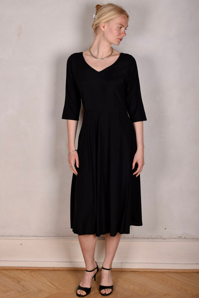 Janet, Stretch silk dress w. wide skirt and pockets. Midi/Knee-lenght "Black" - Tone Barker Silk